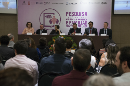 Imagem: Foto de representantes das instituições na mesa de abertura