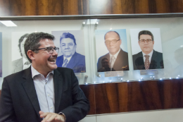 Imagem: Prof. José de Paula Barros Neto teve sua fotografia incluída na galeria de ex-diretores do Centro de Tecnologia (Foto: Viktor Braga/UFC)