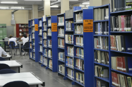 Imagem: Estantes com livros na Biblioteca de Ciências da Saúde da UFC (Foto: Viktor Braga)