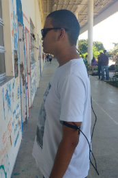 Imagem: Estudante Paulo Mateus Simão, do Curso de Música da UFC, testou o protótipo da VibEye sem auxílio de bengala (Foto:Divulgação)