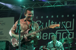 Imagem: O mestre da guitarrada Aldo Sena encerrou a programação de sábado na Concha Acústica (Foto: Jr. Panela/UFC)