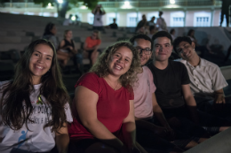 Imagem: Gabriela, Lídia, Herbster, Camilo e Gabriel foram juntos conferir o Corredor Cultural do Benfica (Foto: Jr. Panela/UFC)