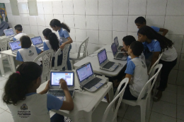 Imagem: Foto de estudantes da rede pública usando notebooks