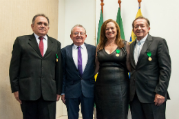 Imagem: Reitor Henry Campos e os homenageados (Foto: Viktor Braga/UFC)