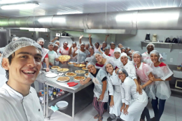 Imagem: Registro da turma de um dos cursos promovidos pelo programa Gastronomia Social (Foto: divulgação)