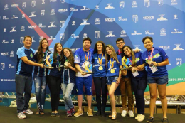 Imagem: A dupla Vanessa Ketlyn e Júlia Girão  (à direita) conquistou, pelo segundo ano consecutivo, a terceira colocação no pódio por equipe de xadrez feminino (Foto: Divulgação)