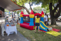 Imgem: Foto de brinquedo inflável do projeto Brincarmóvel nos jardins da Reitoria 