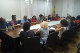 Imagem: O encontro ocorreu na sala de reuniões da Vice-Reitoria (Foto: Marco Fukuda/UFC)