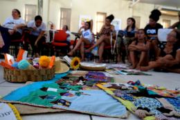 Imagem:  Mulheres atingidas por barragens aprendem a Arpillera, técnica de costura chilena (Foto: Beatriz Fernandes)