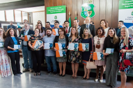 Imagem: Representantes de 27 programas de pós-graduação e 10 cursos de graduação da UFC receberam troféus e certificados (Foto: Ribamar Neto/UFC)