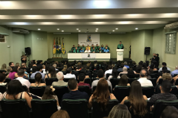 Imagem: Na cerimônia de colação de grau, o auditório do curso de Medicina de Sobral ficou lotado (Foto: Divulgação)