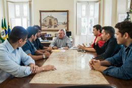 Imagem: Encontro aconteceu no gabinete do reitor (Foto: Ribamar Neto/UFC)