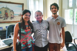 Imagem: Reitor Henry Campos recebeu o certificado das mãos dos estudantes Gabriel Maia e Kezia Moraes (Foto: Lucas Casimiro)