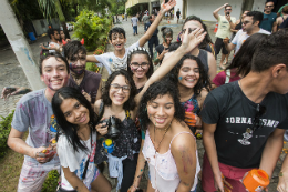 Imagem: Calouros são recepcionados por alunos veteranos no Campus do Pici (Foto: Jr. Panela/UFC)