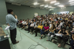 Imagem: O pró-reitor de Pesquisa e Pós-Graduação, Antonio Gomes, apresentou o palestrante ao público do auditório do Centro de Ciências (Foto: Jr. Panela/UFC)