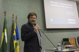 Imagem: O palestrante foi o Prof. Fernando Cendes (Unicamp e McGill University), referência em neurociência (Foto: Jr. Panela/UFC)