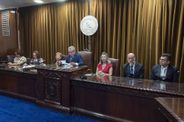 Imagem: Mesa de autoridades acadêmicas na solenidade