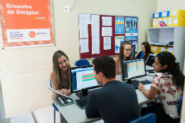 Imagem: Foto de estudantes sendo atendidos na Agência de Estágios