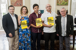 Imagem: Foto em que aparecem, da esquerda para a direita, Igor Queiroz Barroso, Nathália Cardoso Maciel, Helias Joaquim da Silva, Ciro Leandro Costa da Fonsêca e o reitor Henry Campos