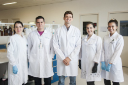 Imagem: Equipe do LABBMAR responsável pela pesquisa com as moléculas marinhas. No centro, o Prof. Diego Wilke (Foto: Ribamar Neto/UFC)