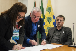 Foto do reitor Henry Campos e da pró-reitora de Gestão de Pessoas Marilene Feitosa assinando convênios