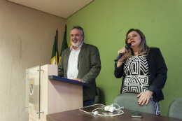 Imagem: Prof. Cláudio Marques e Profª Socorro Oliveira na abertura do Encontro Anual do COGRAD – Regional NE (Foto: Viktor Braga/UFC)