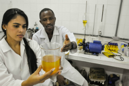 Imagem: Estudantes em laboratório