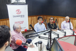 Imagem: Os pró-reitores Antonio Gomes (Pesquisa e Pós-Graduação), Márcia Machado (Extensão) e Almir Bittencourt (Planejamento e Administração) também participaram do programa (foto: Ribamar Neto/UFC)