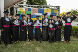 Imagem: concludentes da UFC do semestre 2018.1 vestidos com beca nos jardim da reitoria, posando pra foto