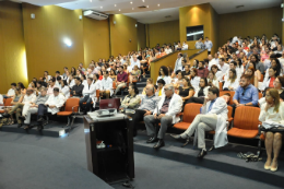 Imagem: Auditório lotado com formandos da RESMED