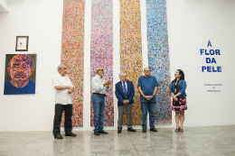 Foto da primeira sala do MAUC na abertura da exposição de Stênio Burgos 