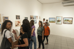 Imagem: foto de pessoas visitando a exposição NossArte do ano passado