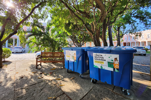 Imagem: contêiiner azul para resíduos recicláveis