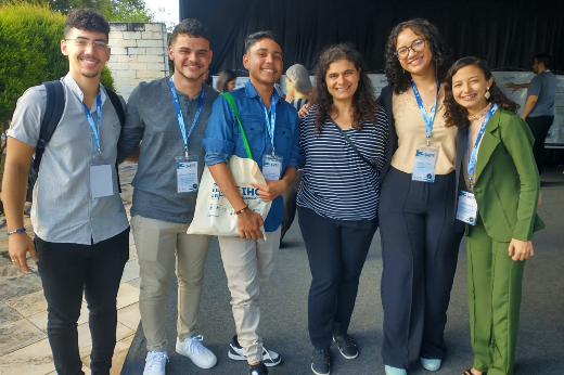 Imagem: Da esquerda para a direita: Anderson Oliveira, Edoardo Nogueira, Yuri Lima, Profª Simone Barbosa (PUC-Rio), Nataly Silva e Savila Oliveira (Foto: Divulgação)