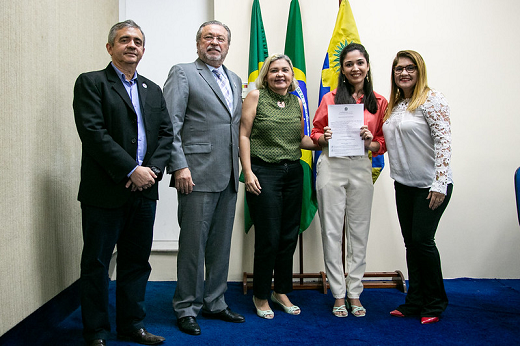 Imagem: Jady Cândido (a segunda da direita para a esquerda) é formada em Engenharia de Alimentos pela UFC e agora retorna como servidora (Foto: Ribamar Neto/UFC)