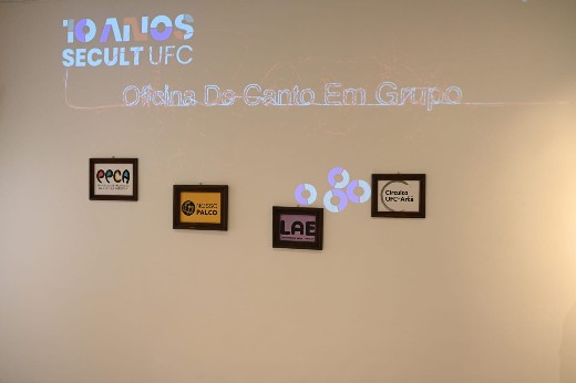 Imagem: sala do MAUC com obras da exposição "Secult UFC 10 anos: percursos de memória e o pulsar da diversidade"