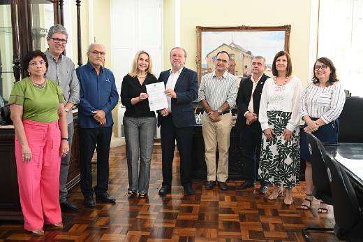 Imagem: Foto posada das autoridades da Administração Superior da UFC na cerimônia de posse da nova titular da Pró-Reitoria de Assuntos Estudantis