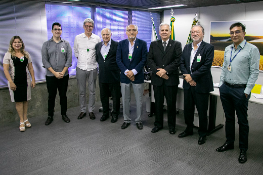 Imagem: Foto posada das autoridades da Administração Superior da UFC e de representantes do Tribunal de Contas da União