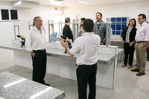 Imagem: Comitiva da UFC visitando laboratório de um bloco didático que foi recentemente reconstruído (Foto: Ribamar Neto/UFC)