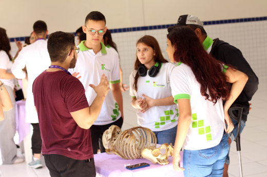 Demonstração para alunos com peça de anatomia