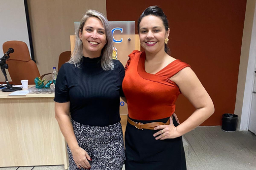 Imagem: Foto posada das professoras Vanessa Jakimiu e Kelly Menezes no Auditório da Faculdade de Educação da UFC