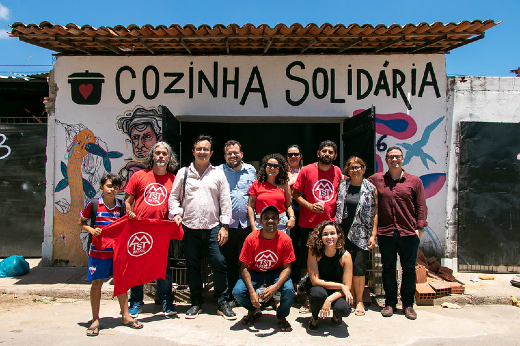 Imagem: Foto posada em frente à cozinha solidária do Residencial José Euclides, do Jangurussu