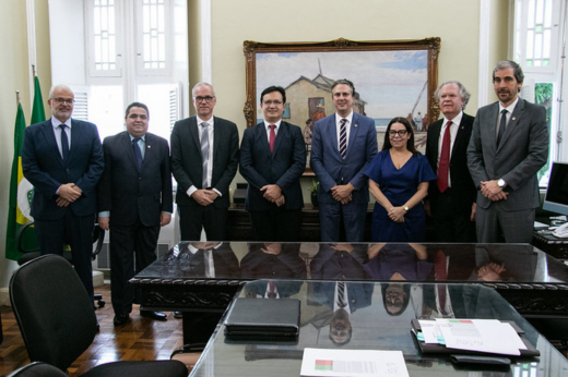 Imagem: Foto posada do reitor Custódio Almeida, do ministro Camilo Santana e dos dirigentes da Andifes no Gabinete da Reitoria da UFC