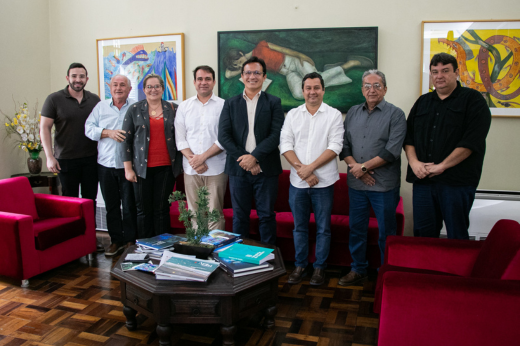 Imagem: Foto posada do reitor Custódio Almeida, de da comitiva liderada pelo secretário do Desenvolvimento Econômico do Ceará, Salmito Filho, no Gabinete da Reitoria