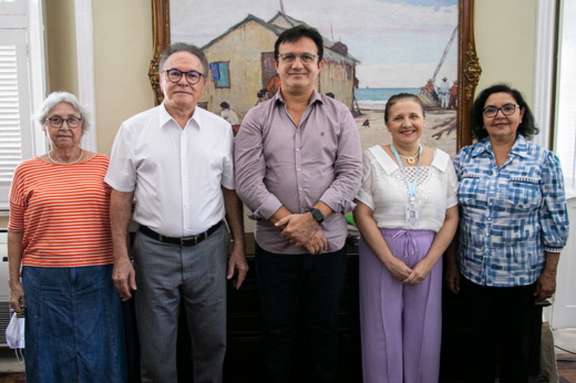 Imagem: Foto posada do reitor Custódio Almeida e gestores do Núcleo de Tratamento e Estimulação Precoce (NUTEP)