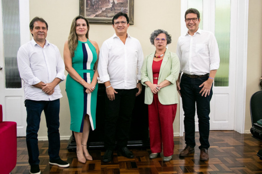 Imagem: Foto posada dos deputados Evandro Leitão e Renato Roseno, da senadora Augusta Brito, do reitor Custódio Almeida e da vice-reitora Diana Azevedo