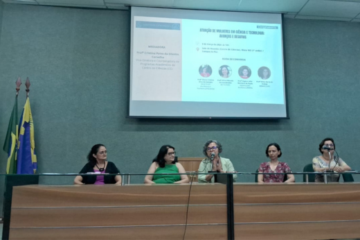 Imagem: Foto da mesa de abertura com cinco pesquisadoras da UFC para abordar a inserção feminina na atividade científica