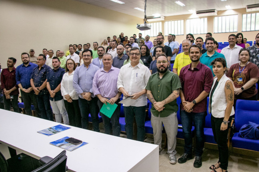 Imagem: Foto posada de todos os presentes no auditório do Campus da UFC em Itapajé