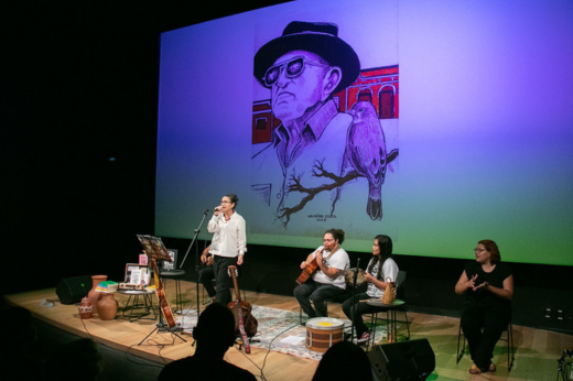 Imagem: Foto do palco do Concerto em Cordel, com apresentação de Paola Torres e banda