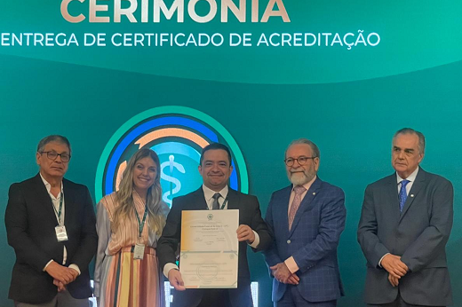 Imagem: Da esquerda para a direita, estão Milton de Arruda Martins, coordenador executivo do SAEME; Patrícia Tempski, secretária executiva do SAEME; Prof Paulo Roberto Lacerda Leal, coordenador do Curso de Medicina do Campus de Sobral; Hiran Gallo, presidente do CFM; e Donizetti Dimer Giamberardino Filho, coordenador do SAEME.   